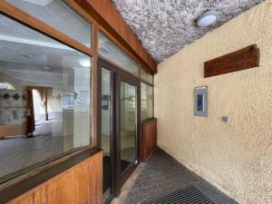 Zdjęcie z galerii obiektu Duplex 3 pièces rénové avec loggia et garage, cœur de Briançon, proche télécabine, 4-6 couchages - FR-1-330C-130 w mieście Briançon