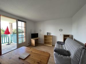 ein Wohnzimmer mit einem Sofa und einem Tisch in der Unterkunft Appartement Talmont-Saint-Hilaire, 2 pièces, 5 personnes - FR-1-485-139 in Saint-Hilaire-de-Talmont