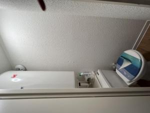 Et badeværelse på Appartement Talmont-Saint-Hilaire, 2 pièces, 5 personnes - FR-1-485-139