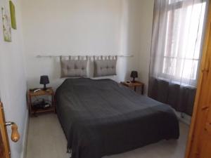 1 dormitorio con 1 cama y 2 mesas con lámparas en Appartement Berck-Plage, 3 pièces, 4 personnes - FR-1-646-29, en Berck-sur-Mer