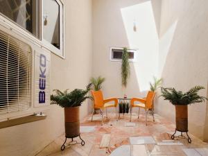 una habitación con sillas y una mesa con plantas en Moroccan Tile House - Tranquil Estate - Boundary Rd, en Madina