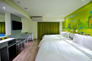 เตียงในห้องที่ FX INN Kaohsiung Zhonghua Road Branch