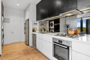 A kitchen or kitchenette at Modern Fremantle Living