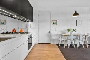 A kitchen or kitchenette at Modern Fremantle Living