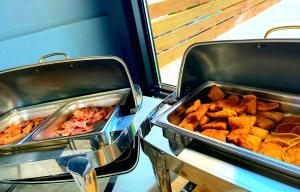zwei Tabletts Essen auf dem Buffet in der Unterkunft Valmar Hotel in Ksamil
