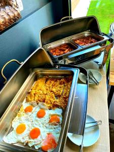 un buffet con huevos y otros alimentos en una mesa en Valmar Hotel en Ksamil