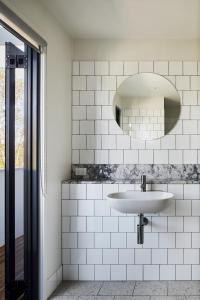Ένα μπάνιο στο Byron Bay Accom - North Beach Houses 44 Bayshore Drive - No pool in studio