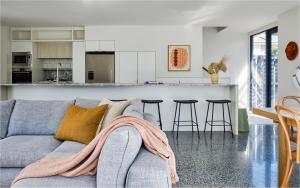 Η κουζίνα ή μικρή κουζίνα στο Byron Bay Accom - North Beach Houses 44 Bayshore Drive - No pool in studio