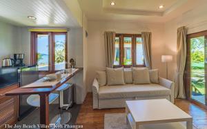 Ruang duduk di The Joy Beach Villas