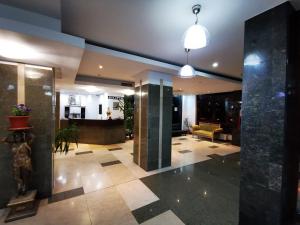a lobby of a building with a large lobby at Hotel Q Art Severus in Zalău