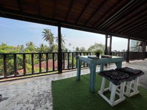 Lahiru Villa في غالي: طاولة زرقاء وكرسيين على شرفة