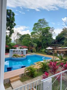 Bazén v ubytování Hostal Cordillera Azul nebo v jeho okolí
