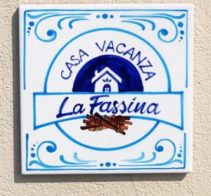 una señal para una fiesta en una pared en La Fassina, en Valdobbiadene