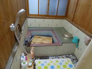 にあるMinshuku Otaki fireplace - Vacation STAY 46344vのミニチュアキッチン(シンク付)