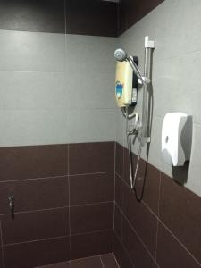 One World Hotel tesisinde bir banyo