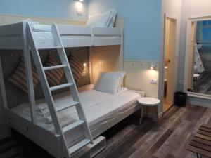 Bunk bed o mga bunk bed sa kuwarto sa Three Dolphins Family Hotel