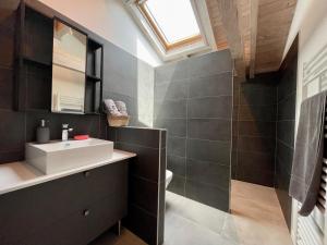 ein Badezimmer mit Waschbecken und Spiegel in der Unterkunft Maison moderne idéale famille à 10 mn de la plage in Labenne + 10 Fotos