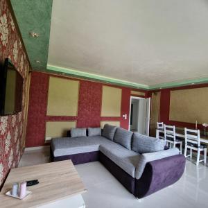 a living room with a couch and a table at Ferienwohnung am Kupferbach in Wolfterode