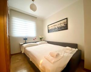 - une chambre avec un lit et 2 serviettes dans l'établissement Housingleón - Tu casa en León, à León