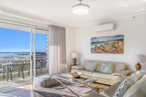 un soggiorno con un divano e un tavolo di vetro di Ocean Sands Resort a Gold Coast