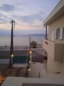 vistas al océano desde el balcón de una casa en Villa Constantsia, en Káto Ássos