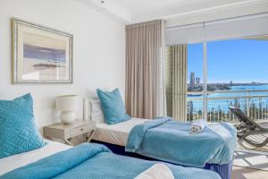 una camera d'albergo con due letti e un balcone di Ocean Sands Resort a Gold Coast Altre 28 foto