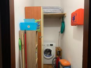 a small bathroom with a washing machine and a washer at Appartamento il Leone in Empoli
