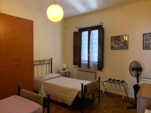 a bedroom with two beds and a window at Appartamento il Leone in Empoli