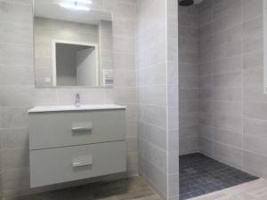 La salle de bains blanche est pourvue d'un lavabo et d'un miroir. dans l'établissement Gîte Sèvremoine, 2 pièces, 4 personnes - FR-1-622-42, 
