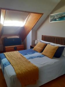 Posteľ alebo postele v izbe v ubytovaní Atico céntrico con piscina comunitaria