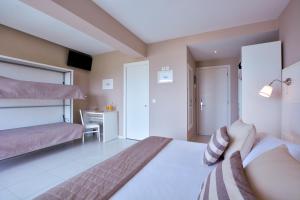 - une chambre avec un lit et un bureau dans l'établissement Sidari Beach Hotel, à Sidari