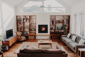 奥尔巴尼The Allotment Albany - Centrally Located Cottage in Old Albany的带沙发和桌子的客厅