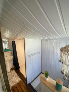 ein Badezimmer mit einer weißen Decke und einer Badewanne in der Unterkunft FARE TEMANEA in Papetoai + 11 Fotos