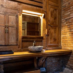 La salle de bains est pourvue d'un lavabo sur un comptoir en bois. dans l'établissement Nienté Bali, à Penebel