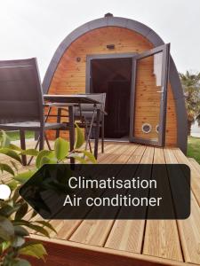 アヴランシュにあるLe Domaine de Pivette Chambre climatisée et insolite avec terrasse privativeの円形の建物の外側の景色