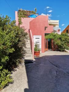 ブロダリツァにあるIsabeleの白いドアと階段のあるピンクの家