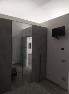 una camera con specchio e TV a parete di Help a Santeramo in Colle