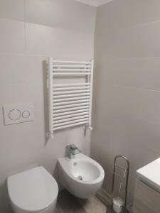 un bagno bianco con un water e un lavandino di Help a Santeramo in Colle
