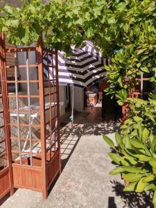 eine Terrasse mit einem Holztor und einigen Pflanzen in der Unterkunft Isabele in Brodarica