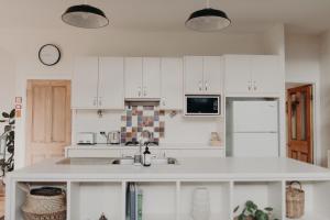 The Allotment Albany - Centrally Located Cottage in Old Albany的厨房或小厨房