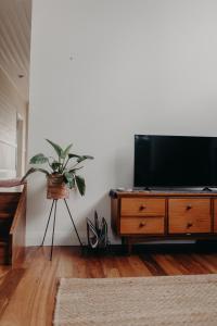 The Allotment Albany - Centrally Located Cottage in Old Albany的电视和/或娱乐中心