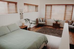 The Allotment Albany - Centrally Located Cottage in Old Albany的休息区