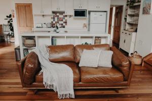 The Allotment Albany - Centrally Located Cottage in Old Albany的休息区