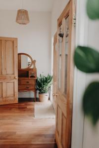The Allotment Albany - Centrally Located Cottage in Old Albany客房内的一张或多张床位