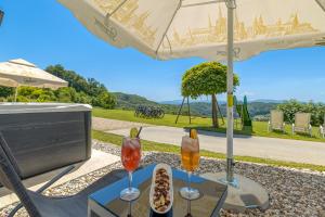 einen Tisch mit zwei Gläsern Wein und Essen drauf in der Unterkunft Pool & Whirlpool Art Villas - Happy Rentals in Trebnje