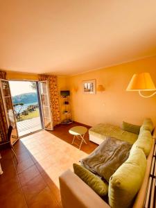 uma sala de estar com um sofá e uma varanda em Appartement avec magnifique vue Piscine Lac et Mer Ref RDL 113 em Saint-Raphaël