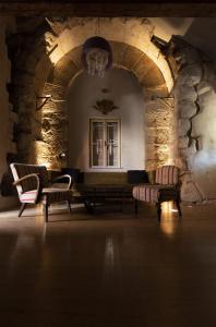 Posezení v ubytování La Divine- captured by history inside Palace loft