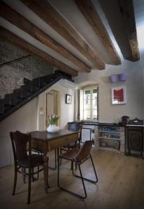 Posezení v ubytování La Divine- captured by history inside Palace loft