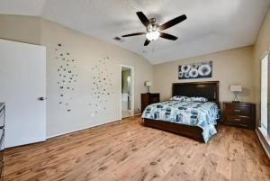 a bedroom with a bed and a ceiling fan at Modern Family Home, Close to Typhoon Texas and Tesla Gigafactory in Pflugerville