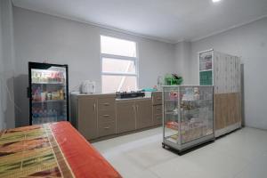 Dapur atau dapur kecil di Urbanview Hotel Bari Syariah Palembang By RedDoorz